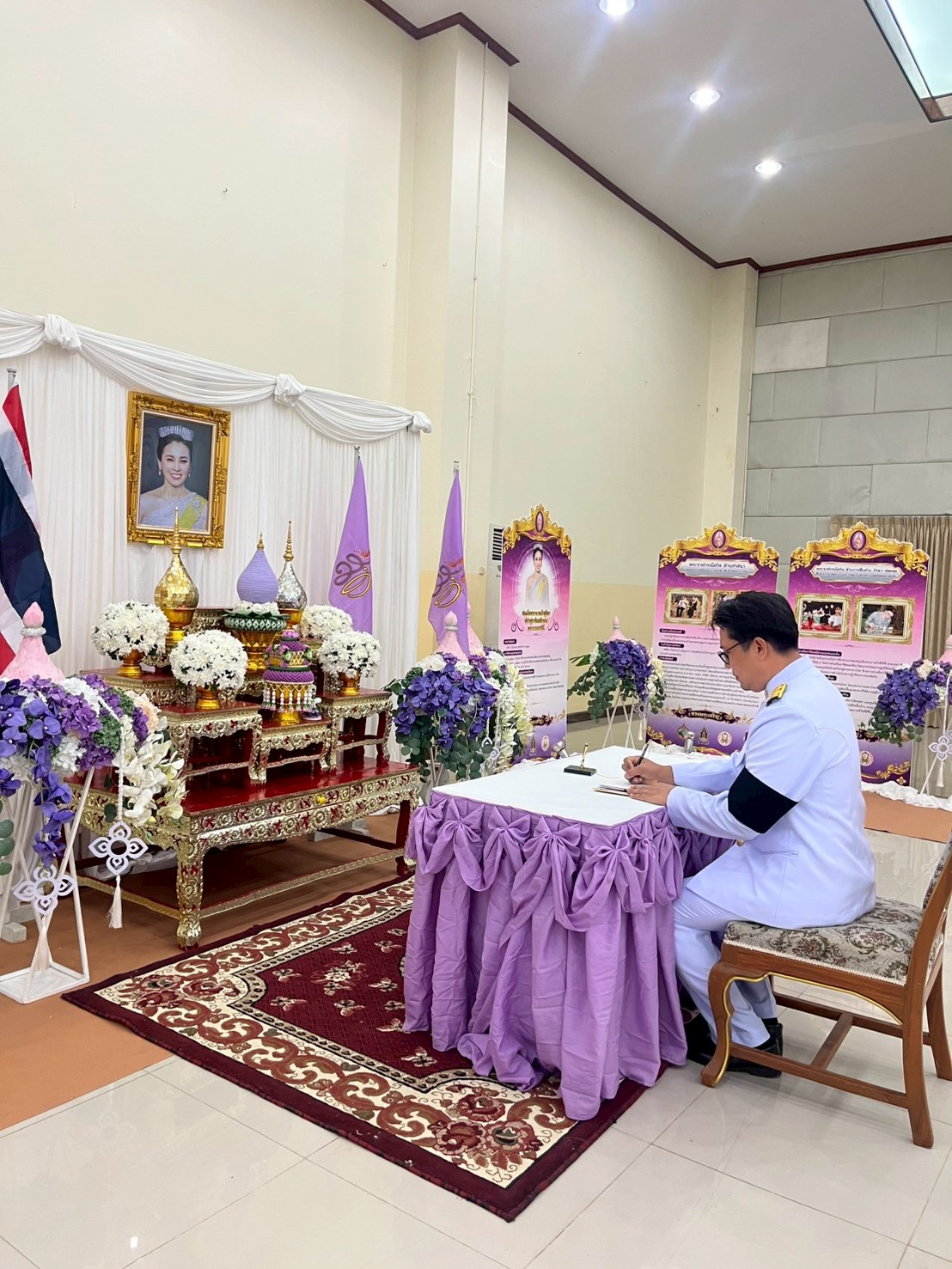 title - พิธีถวายเครื่องราชสักการะ วางพานพุ่ม และจุดเทียนถวายพระพรชัยมงคล เนื่องในวัน เฉลิมพระชนมพรรษา สมเด็จพระนางเจ้าสุทิดา พัชรสุธาพิมลลักษณ พระบรมราชินี